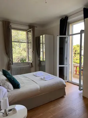 Un ou plusieurs lits dans un hébergement de l'établissement PROVENCE 2 PIECES AVEC BALCON