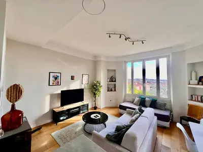 Télévision ou salle de divertissement dans l'établissement PROVENCE 2 PIECES AVEC BALCON