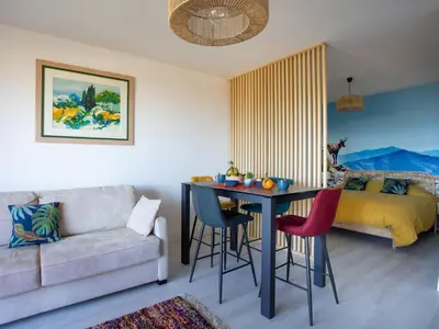 Coin salon dans l'établissement Apartment Les Coralines by Interhome