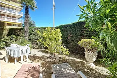 Jardin de l'établissement 2 bdr apartment with garden next to the Croisette