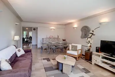 Télévision ou salle de divertissement dans l'établissement 2 bdr apartment with garden next to the Croisette