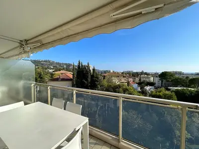 Balcon ou terrasse dans l'établissement A013-Apt vue mer avec piscine et terrasse