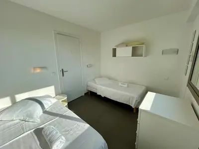 Un ou plusieurs lits dans un hébergement de l'établissement A013-Apt vue mer avec piscine et terrasse