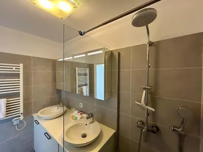 Salle de bains dans l'établissement A018-Large studio with sea view swimming pool garage