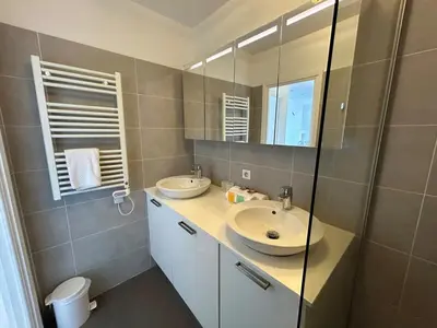 Salle de bains dans l'établissement A018-Large studio with sea view swimming pool garage
