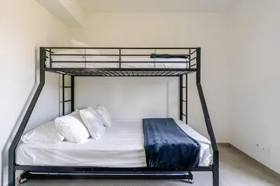 Un ou plusieurs lits dans un hébergement de l'établissement Newly Built Apartment with Pool, Walk to the Beach