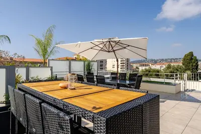 Balcon ou terrasse dans l'établissement Newly Built Apartment with Pool, Walk to the Beach
