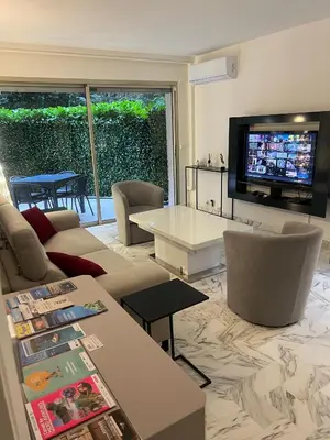 Télévision ou salle de divertissement dans l'établissement Chic 47m2, 2 rooms, ground floor, nice patio, 280m beach Croisette