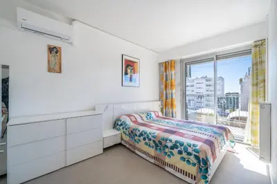 Un ou plusieurs lits dans un hébergement de l'établissement Apt Golfe-Juan à 150 m de la plage et près de Cannes , Centre et Gare