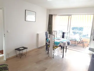 Coin salon dans l'établissement Apt Golfe-Juan à 150 m de la plage et près de Cannes , Centre et Gare