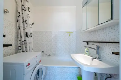 Salle de bains dans l'établissement Apt Golfe-Juan à 150 m de la plage et près de Cannes , Centre et Gare