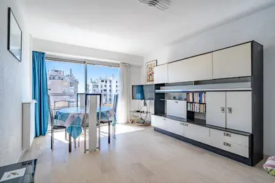 Cuisine ou kitchenette dans l'établissement Apt Golfe-Juan à 150 m de la plage et près de Cannes , Centre et Gare