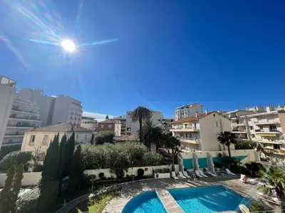 Piscine de l'établissement L'Olivier - Croisette Martinez, Studio sur cour, plage 1 min ou située à proximité