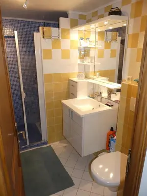 Salle de bains dans l'établissement Les Mimosas
