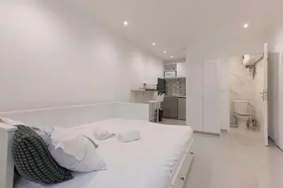 Cuisine ou kitchenette dans l'établissement Simon Apartments