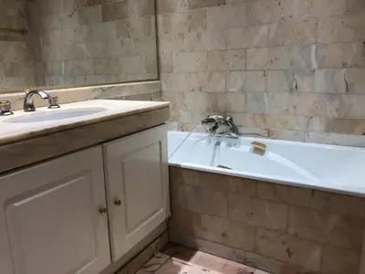 Salle de bains dans l'établissement Cannes Croisette - Appartement 5 pièces face mer
