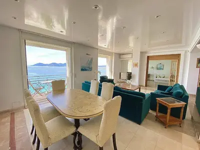 Coin salon dans l'établissement Cannes Croisette - Appartement 5 pièces face mer
