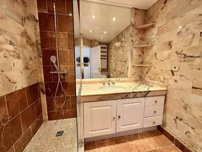 Salle de bains dans l'établissement Cannes Croisette - Appartement 5 pièces face mer