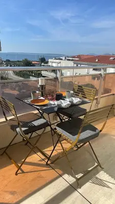 Balcon ou terrasse dans l'établissement Studio Vue Mer - terrasse - parking - plage
