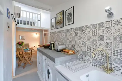 Cuisine ou kitchenette dans l'établissement LE PETIT BATEAU - NEW cosy/charming studio/mezzanine for 3 - AC/WIFI