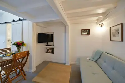 Télévision ou salle de divertissement dans l'établissement LE PETIT BATEAU - NEW cosy/charming studio/mezzanine for 3 - AC/WIFI