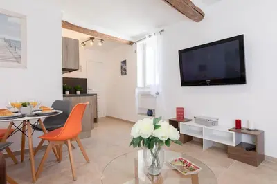 Télévision ou salle de divertissement dans l'établissement LA PAIA - BRAND NEW FLAT 3 Guests OLD TOWN 5 min. from beach