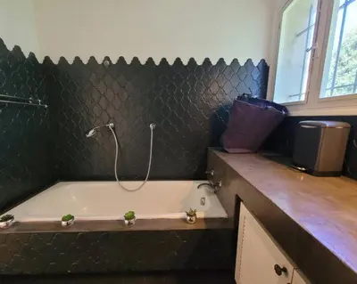 Salle de bains dans l'établissement Juan les pins : Villa de charme avec piscine