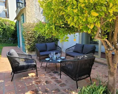 Coin salon dans l'établissement Juan les pins : Villa de charme avec piscine