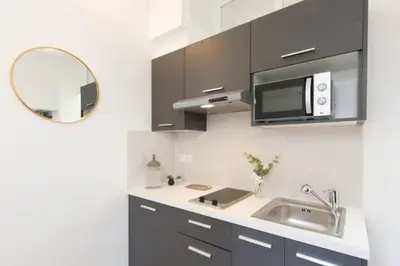 Cuisine ou kitchenette dans l'établissement LE PETIT MARCHE - NEW 2021 Fabuleux studio 2Pax Wi-fi A/C