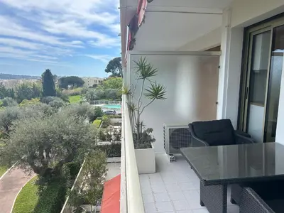 Balcon ou terrasse dans l'établissement Superbe 2 pièces Antibes vue mer, piscine, parking