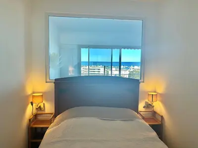 Un ou plusieurs lits dans un hébergement de l'établissement Superbe 2 pièces Antibes vue mer, piscine, parking