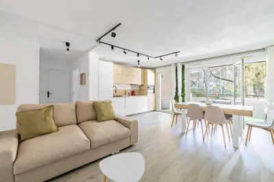Cuisine ou kitchenette dans l'établissement Comfort and serenity with A-C, Parking and Balcony