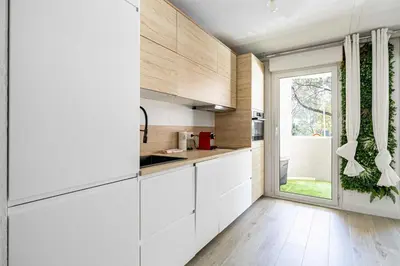 Cuisine ou kitchenette dans l'établissement Comfort and serenity with A-C, Parking and Balcony