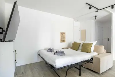 Un ou plusieurs lits dans un hébergement de l'établissement Comfort and serenity with A-C, Parking and Balcony