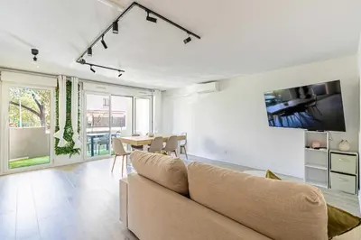 Télévision ou salle de divertissement dans l'établissement Comfort and serenity with A-C, Parking and Balcony