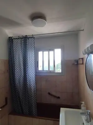 Salle de bains dans l'établissement Bel appartement 3 chambres 9 mn de la plage à pieds Juan les pins