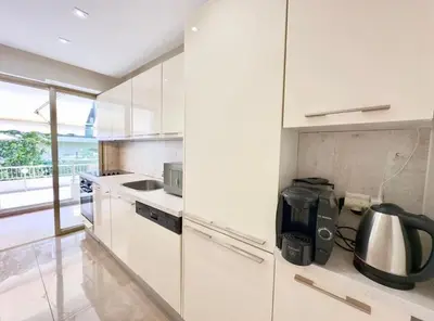 Cuisine ou kitchenette dans l'établissement Sweet home+terrasse de 60m2 ,2 mn from croisette beach
