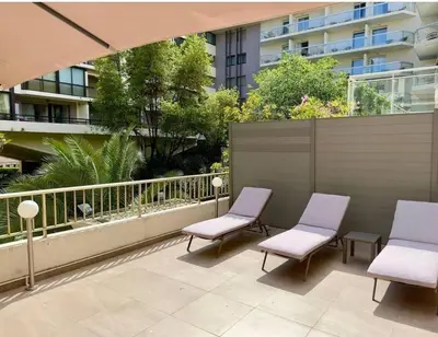 Balcon ou terrasse dans l'établissement Sweet home+terrasse de 60m2 ,2 mn from croisette beach