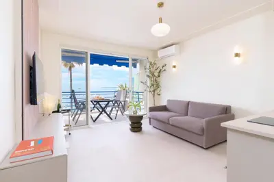 Télévision ou salle de divertissement dans l'établissement Studio terrasse vue mer idyllique