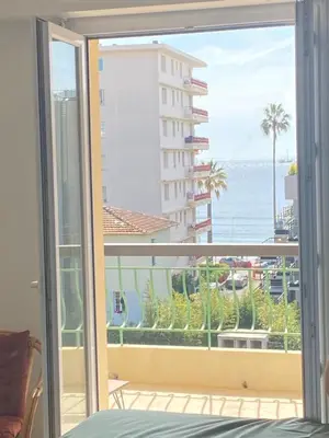 Vue générale sur la mer ou vue sur la mer prise depuis l'appartement
