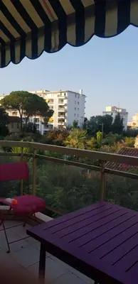 Balcon ou terrasse dans l'établissement Residence , entre Cannes et Antibes plage a pied, gare, piscine, garage privé