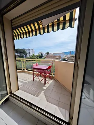 Balcon ou terrasse dans l'établissement Residence , entre Cannes et Antibes plage a pied, gare, piscine, garage privé
