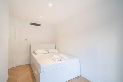 Un ou plusieurs lits dans un hébergement de l'établissement Magnificent 2 bedroom in the heart of Cannes