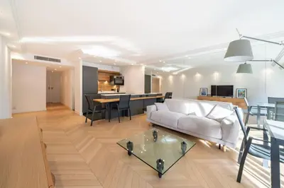 Télévision ou salle de divertissement dans l'établissement Magnificent 2 bedroom in the heart of Cannes