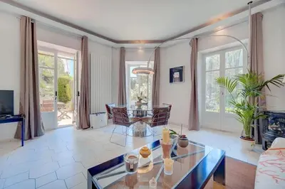 Télévision ou salle de divertissement dans l'établissement Villa Luna Nova