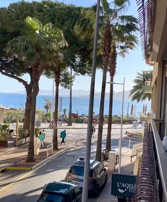 Vue générale sur la mer ou vue sur la mer prise depuis l'appartement