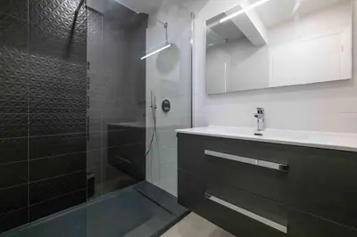 Salle de bains dans l'établissement Somptueux appartement 20m plages avec vue mer