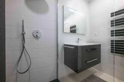 Salle de bains dans l'établissement Somptueux appartement 20m plages avec vue mer