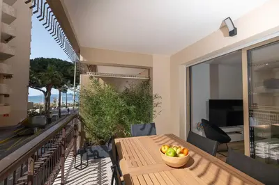 Balcon ou terrasse dans l'établissement Somptueux appartement 20m plages avec vue mer