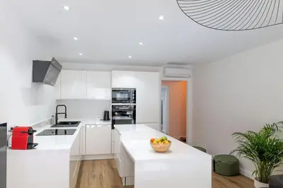 Cuisine ou kitchenette dans l'établissement Somptueux appartement 20m plages avec vue mer